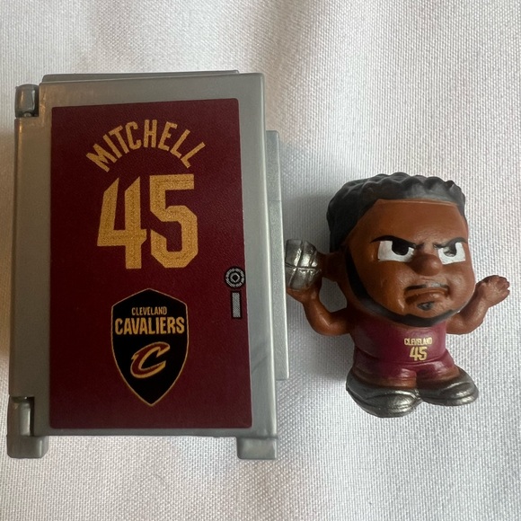 NBA Cleve Cavaliers Mitchell Teenymate Lockers - Picture 1 of 2